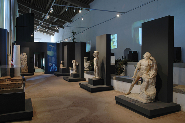 Fig. 5. View of the section of the exhibition on the horti of Rome (courtesy Istituto e Museo di Storia della Scienza, Florence, 65764).